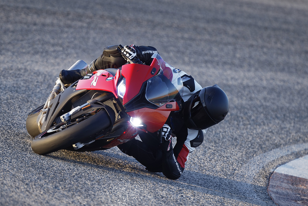 Симметричная атака: дебютировал новый спортбайк BMW S1000RR