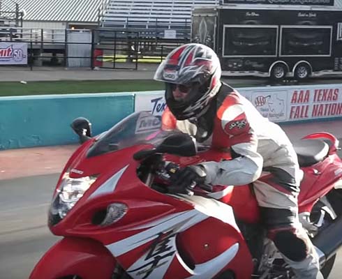 Демоническая дуэль: гипербайк Suzuki Hayabusa схлестнулся с экстремальным Dodge (+видео)