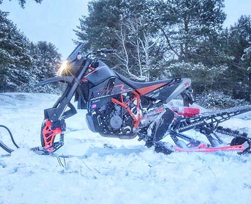 Снежный демон: сноубайк KTM против мототоксикоза