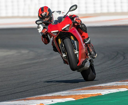 Ducati Panigale V4 объявлен королем спортбайков