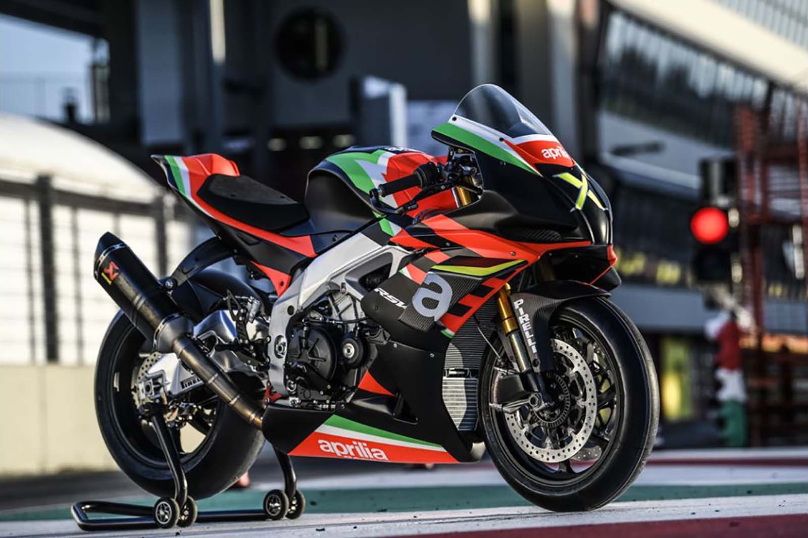Десять воинов: Aprilia представила уникальный лимитированный супербайк RSV4 X
