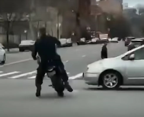 Дело было в Гарлеме: коп на кроссаче повеселил толпу (+видео)