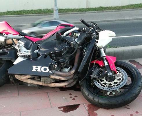 В столице пешеход убил себя и мотоциклиста (+видео)