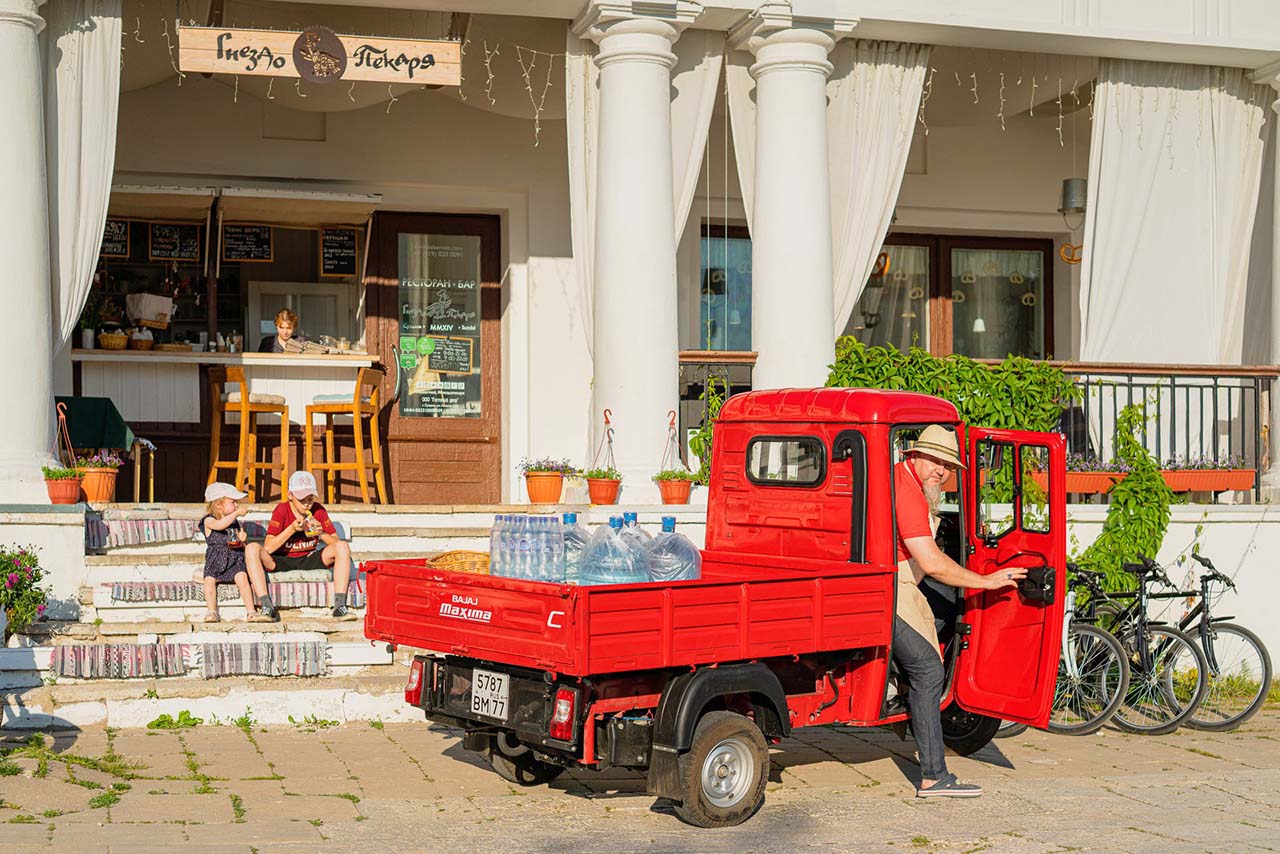 Читайте в новом номере «Мото»: Тест трёхколёсного Bajaj Maxima C