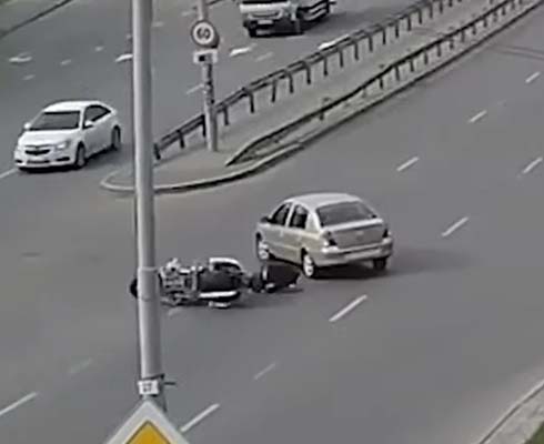 Фатальный маневр: очередная мотоавария из-за водителя автомобиля (+видео)