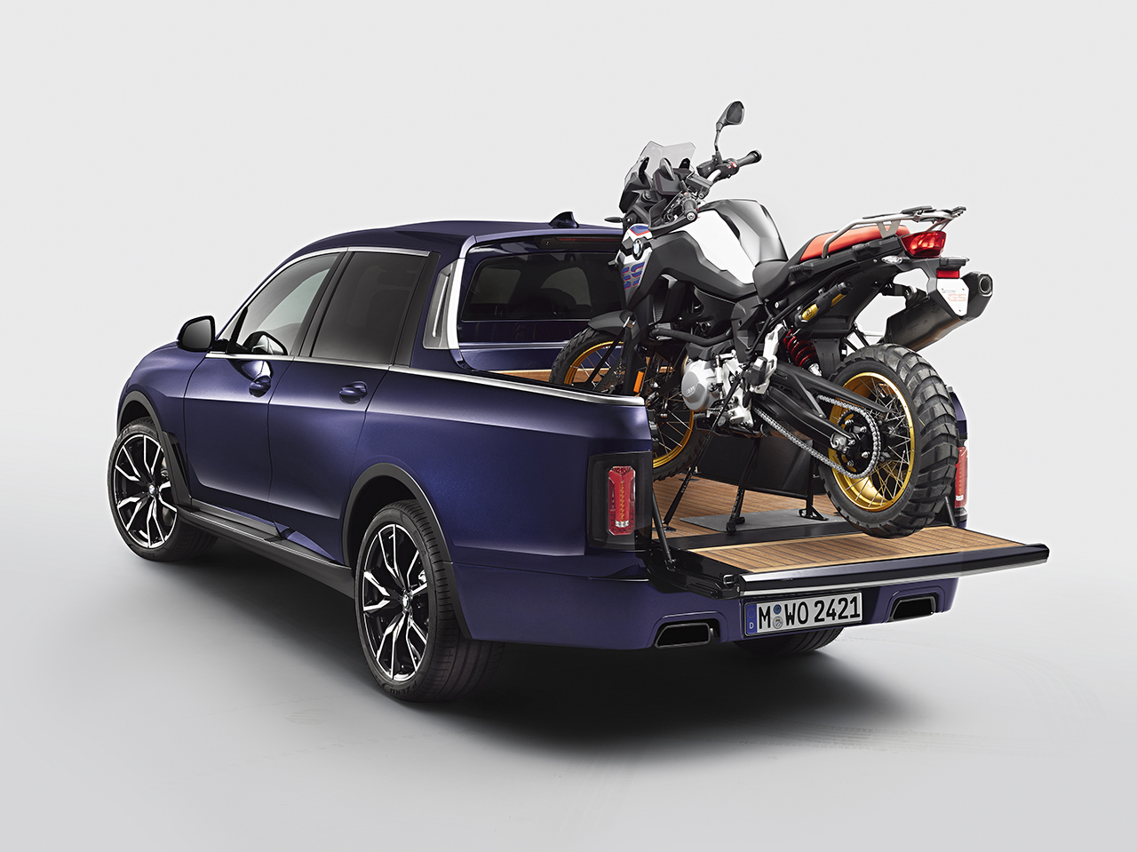 Кроссовер BMW X7 превратился в извозчика мотоциклов
