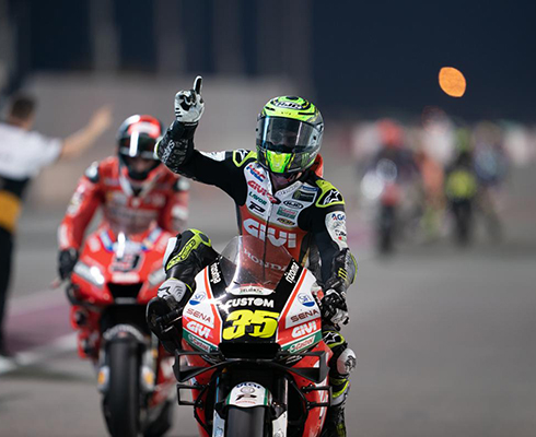 Он сделал это: травмированный пилот MotoGP приехал на подиум