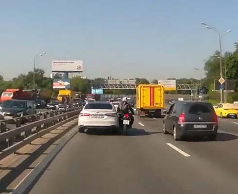 В шаге от падения, или немного об автомобильных нравах