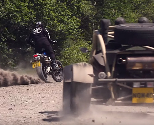 Доказательство силы: Triumph Scrambler сразился с монстром бездорожья (+видео)