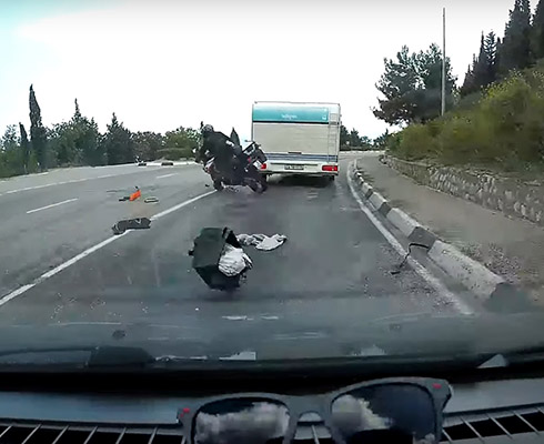 Неудачный обгон завершился жуткой аварией (+видео)