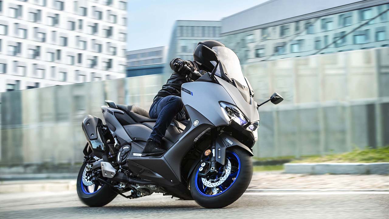 Скутер-гигант: дебютировал здоровяк Yamaha TMAX 560