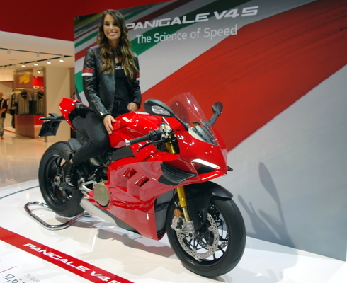 Ежегодная мотовыставка EICMA - это не только мотоциклы, но и красивые девушки