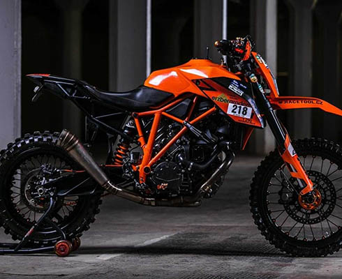 Настоящий экстрим: гонщик превратил нейкед KTM в эндуро