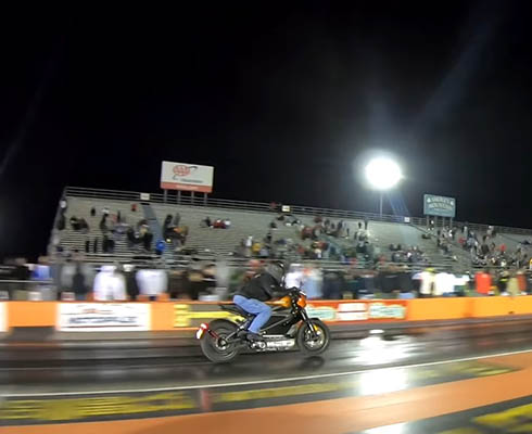 Дуэль высокого напряжения: электрический Harley-Davidson сразился с Tesla (+видео)