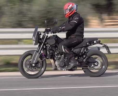 В объектив фотошпионов попала Husqvarna 901 Svartpilen