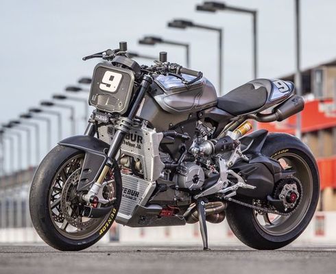 Не узнаёте? Это же Ducati 1199 Superleggera! Просто немного модифицированный