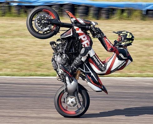 Ducati представила Hypermotard 950 RVE
