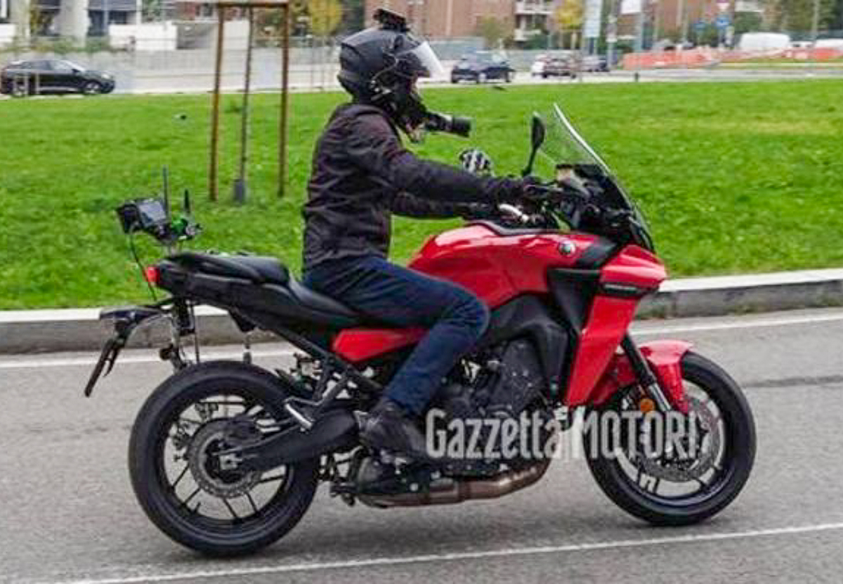 Обновлённая Yamaha Tracer 900 попала в объективы фотошпионов