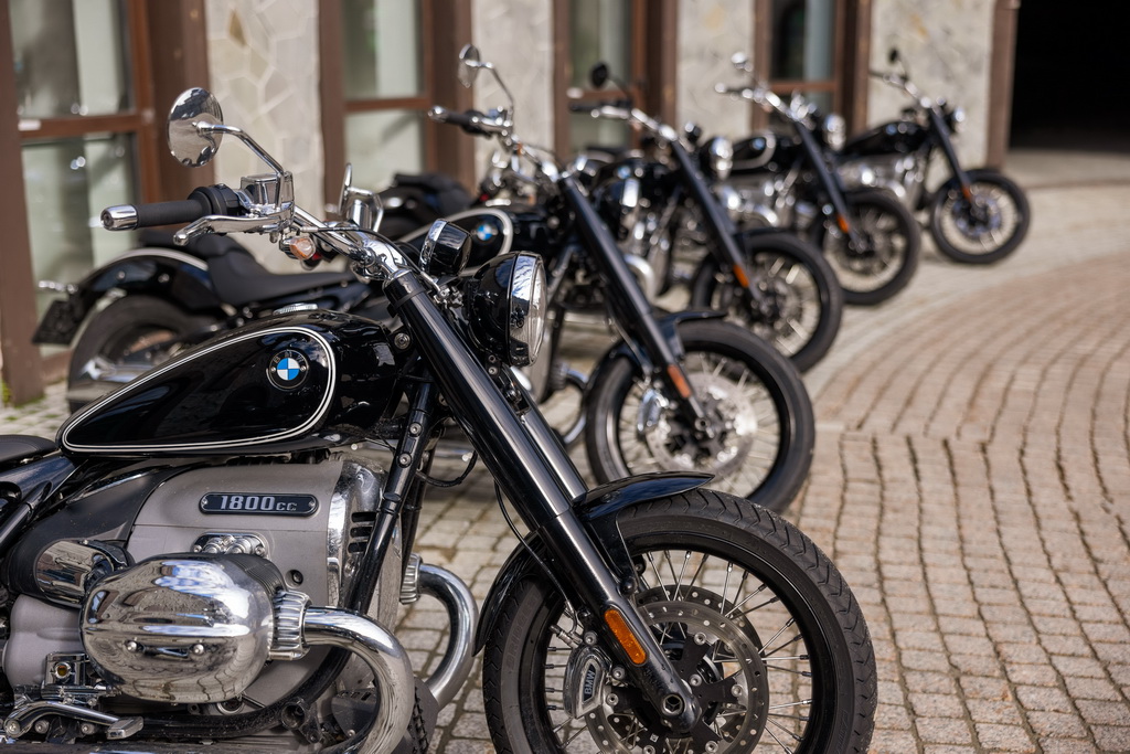 Читайте в новом номере "МОТО": Поза извозчика. Тест BMW R18