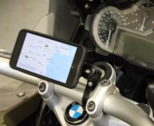 Apple предостерегает: мотоцикл и iPhone несовместимы