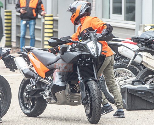 В линейке 890-х "Эдвечеров" KTM появится новая версия