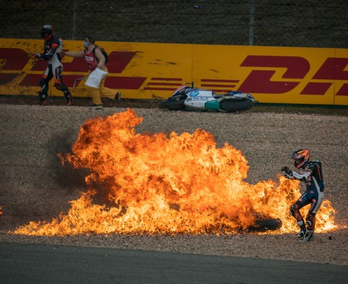 Смена лидеров: массовый завал на гонке Moto2 в Португалии (+видео)