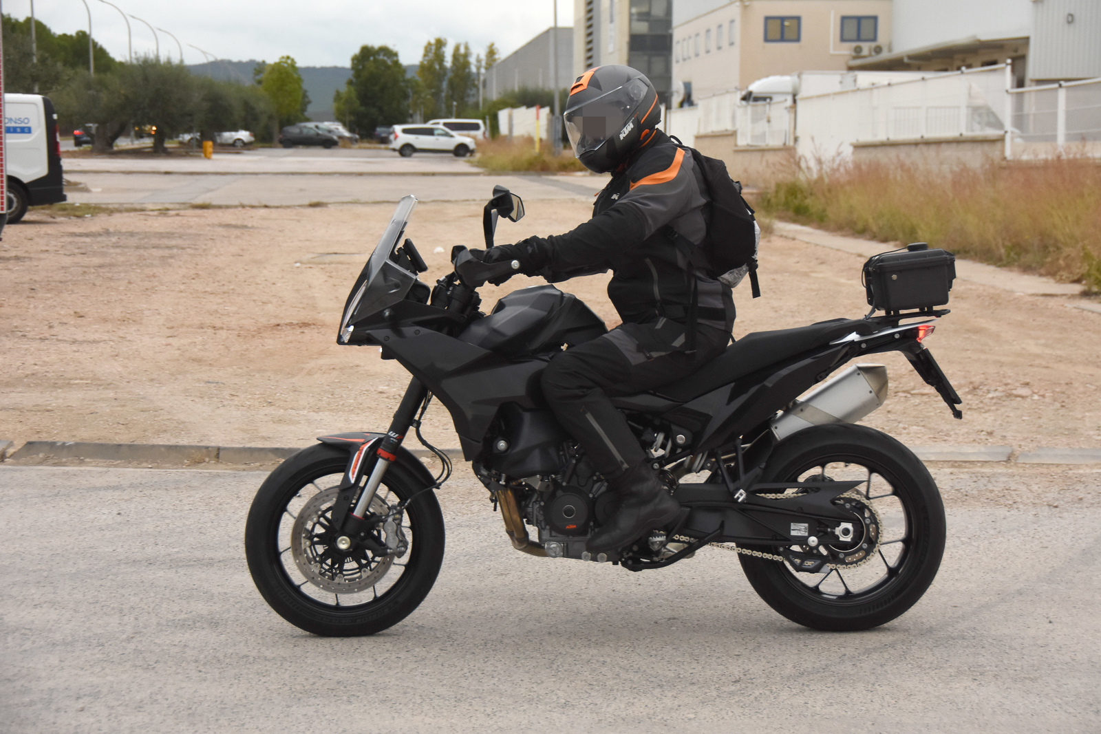 KTM 890 SMT попал в объективы папарацци