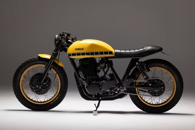 Yamaha SR400 превратился в cafe-racer