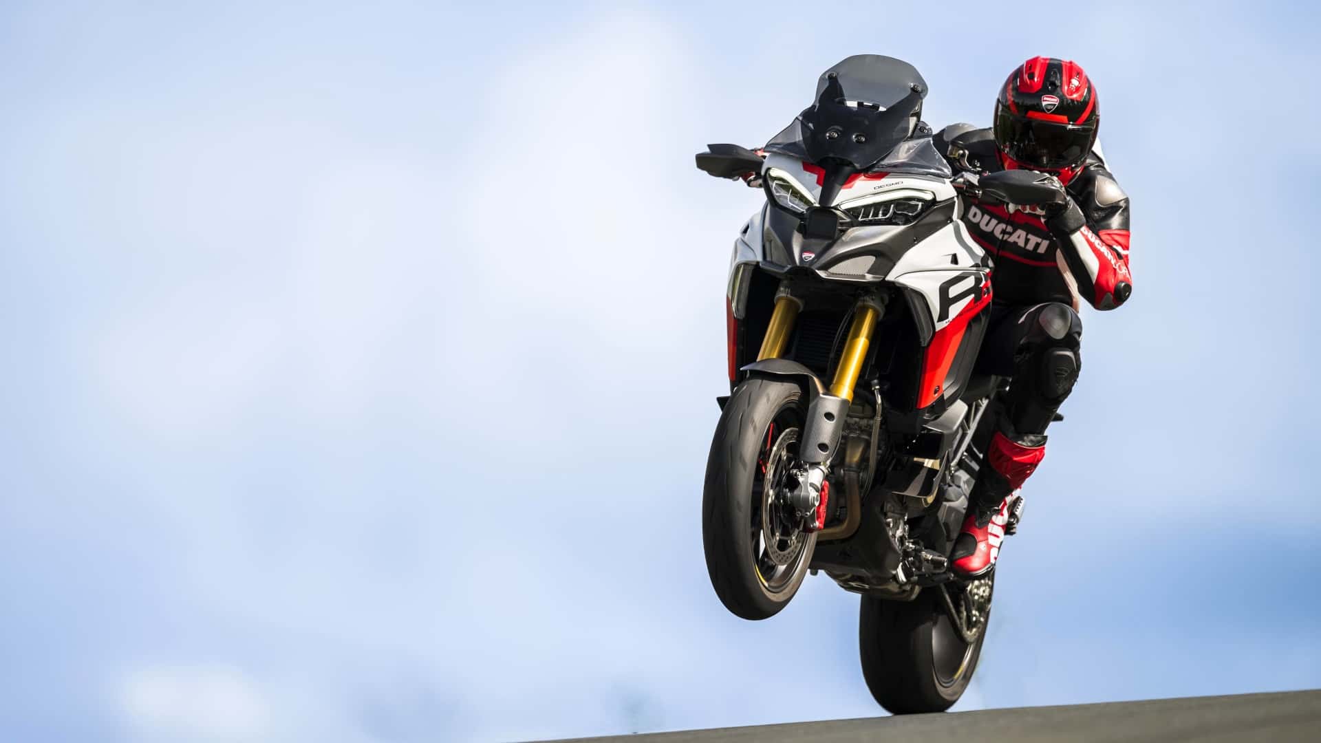 Компания Ducati представила очередную модификацию Multistrada - V4 RS