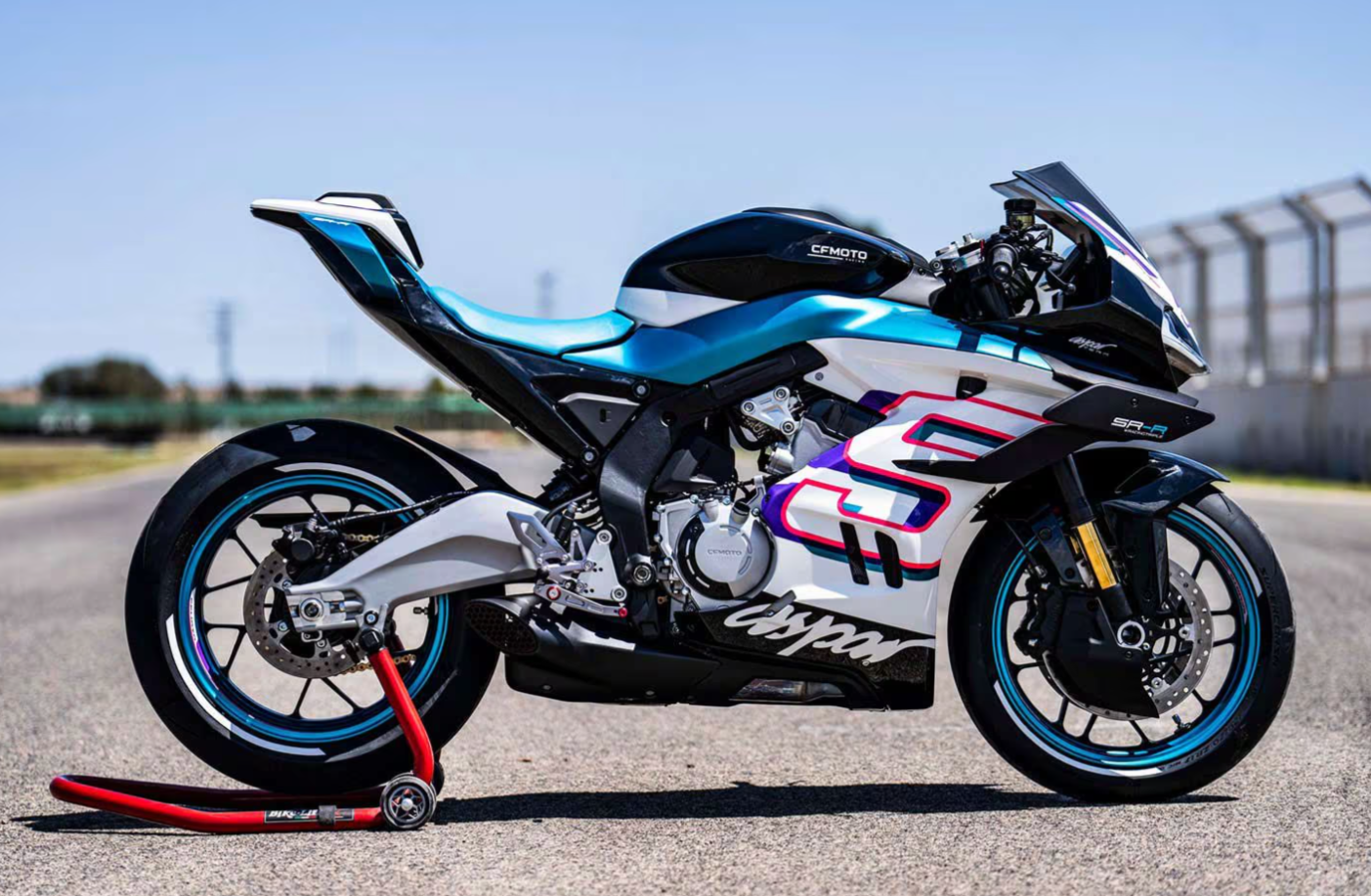 CFMoto обнародовала характеристики нового трехцилиндрового спортбайка 675SR