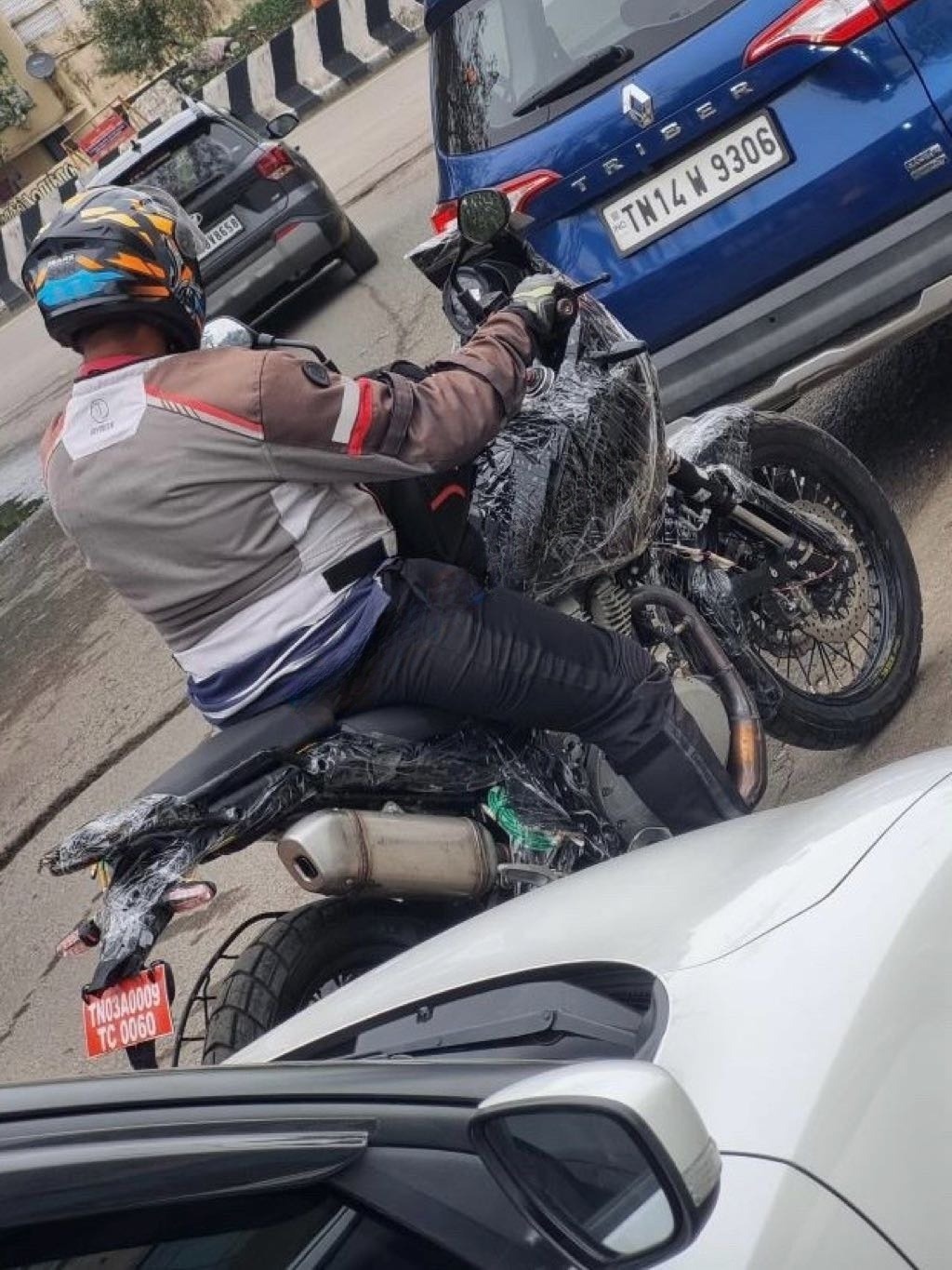 Royal Enfield Himalayan 650 в пищевой пленке