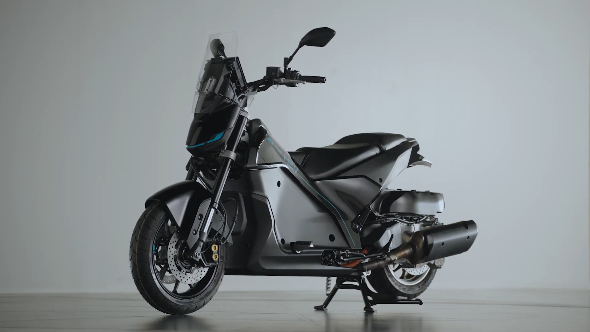 Гибрид от Yamaha: бензин, электричество и рекуперация в одном максискутере!