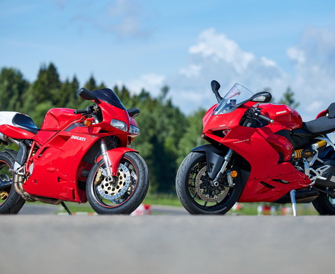 Четверть века прогресса. Сравнение Ducati 916 с Ducati Panigale V2