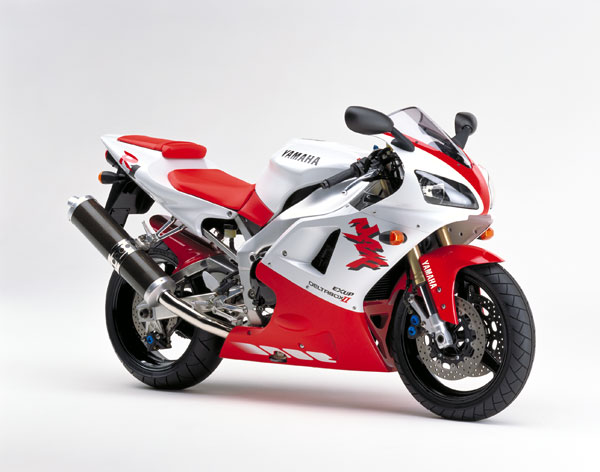 1998 год:Первое поколение Yamaha YZF-R1 появилось в салонах дилеров. В этом же году Yamaha инициировала отзывную кампанию из-за проблем со сцеплением R1.
