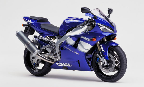 2000 год: Новое поколение Yamaha YZF-R1 отличается в первую очередь более агрессивной «мордой лица». Масса мотоцикла немного выросла.
