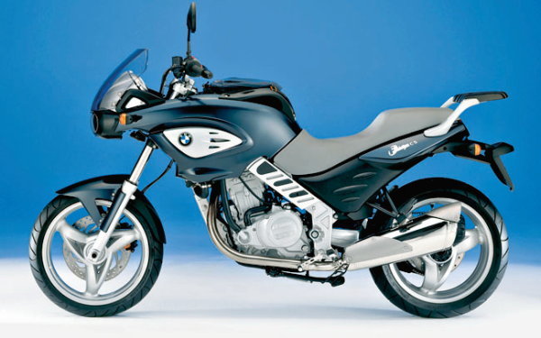 2001. Одновременно с GS появилась дорожная версия под названием F650CS. Основными особенностями машины стали литые колеса, ременной привод главной передачи и консольный маятник.
