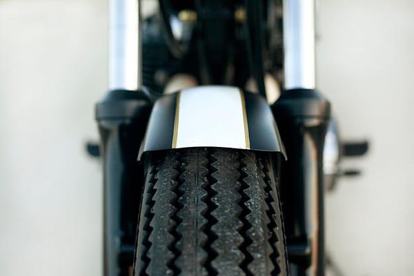 Женственный кафе-рейсер Yamaha «The Messenger» XS400