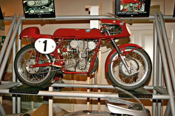125-кубовая MV Agusta 1959 года с тремя верхними распредвалами и десмодромным приводом клапанов.
