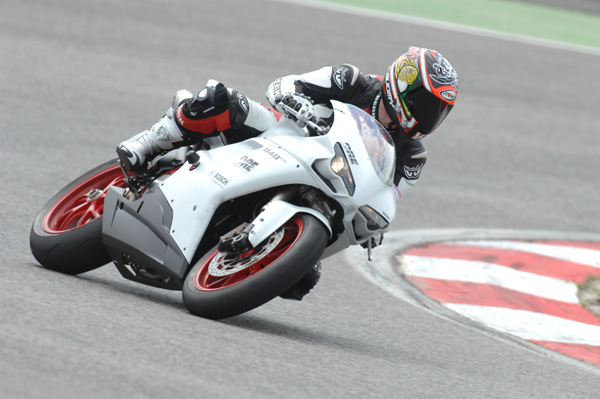 Но по меркам среднекубатурников Ducati 848 EVO едет очень неплохо! Но по меркам среднекубатурников Ducati 848 EVO едет очень неплохо!
