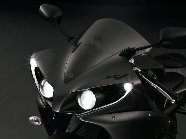 После фейслифтинга Yamaha будто нахмурила брови. Надо сказать, это ей идет больше, чем неловкое удивление в &laquo;лице&raquo; предыдущей версии.