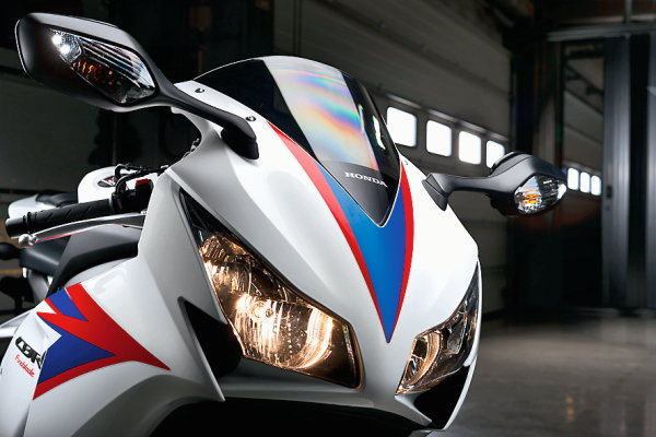 Легкая подтяжка лица помогла освежить внешность Fireblade, но при этом сохранила фирменный стиль.