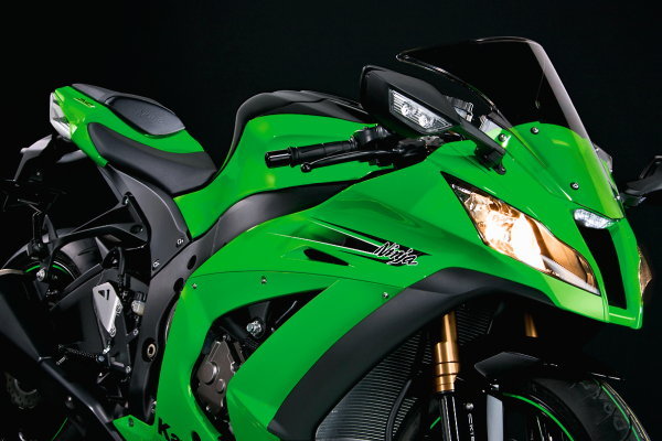 Зеркала на ZX-10R расположены непривычно низко. Тем не менее такое положение дает возможность увидеть в них дорожную обстановку, а не собственные локти.
