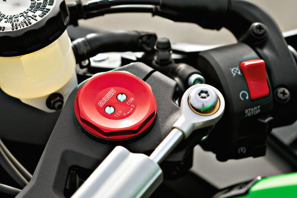 Kawasaki устанавливает регулируемый демпфер &Ouml;hlins уже в базе.