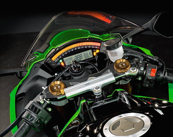 Благодаря ярким светодиодам полностью цифровая приборная панель ZX-10R отлично читается в любое время суток.