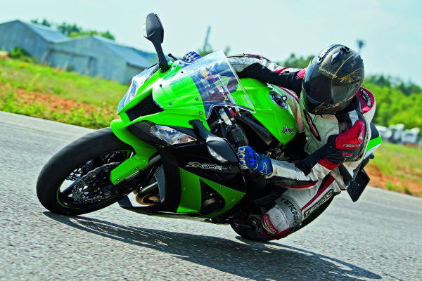 Продвинутая электроника и линейность характеристик двигателя Kawasaki ZX-10R одновременно граничат с недостатком мощности на &laquo;низах&raquo; и &laquo;середине&raquo;. И это было бы не так заметно, если бы передаточные числа были &laquo;покороче&raquo;.