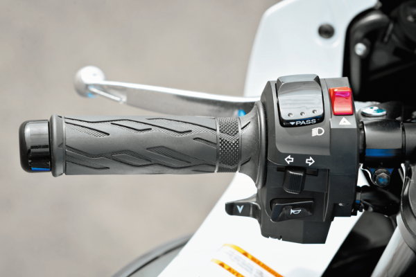 Как и в предыдущей версии, современный GSX-R1000 имеет три режима работы двигателя. Правда, теперь их клавиши расположены на месте кнопки кратковременного включения дальнего света, что с непривычки вносит путаницу.