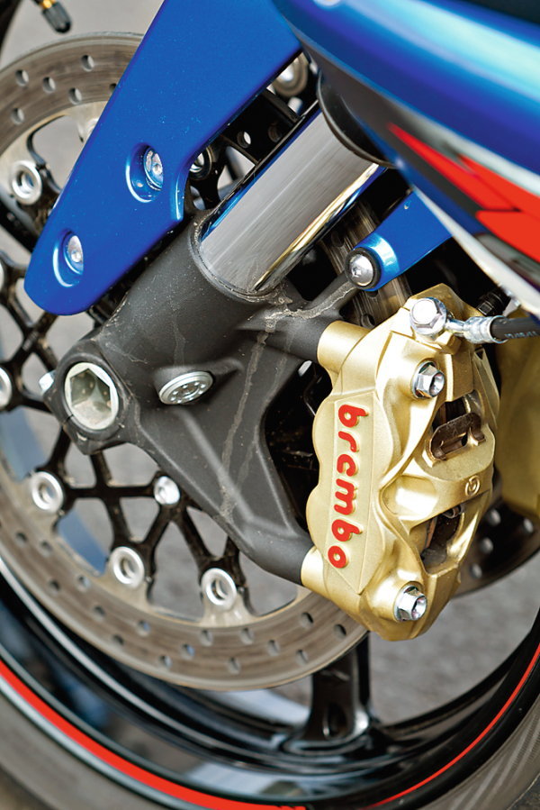 Радиальные &laquo;моноблоки&raquo; Brembo и главный тормозной цилиндр Nissin &ndash; те же, что используются на младших моделях серии GSX-R. Их потенциала вполне хватает и для &laquo;литра&raquo;. Пожалеть можно только о недостатке прозрачности на рычагах.