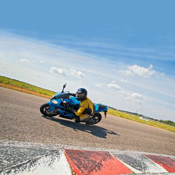 Среди современных спортивных &laquo;литров&raquo; BMW S1000RR пока вне конкуренции. В его активе самый мощный двигатель и совершенная электроника.