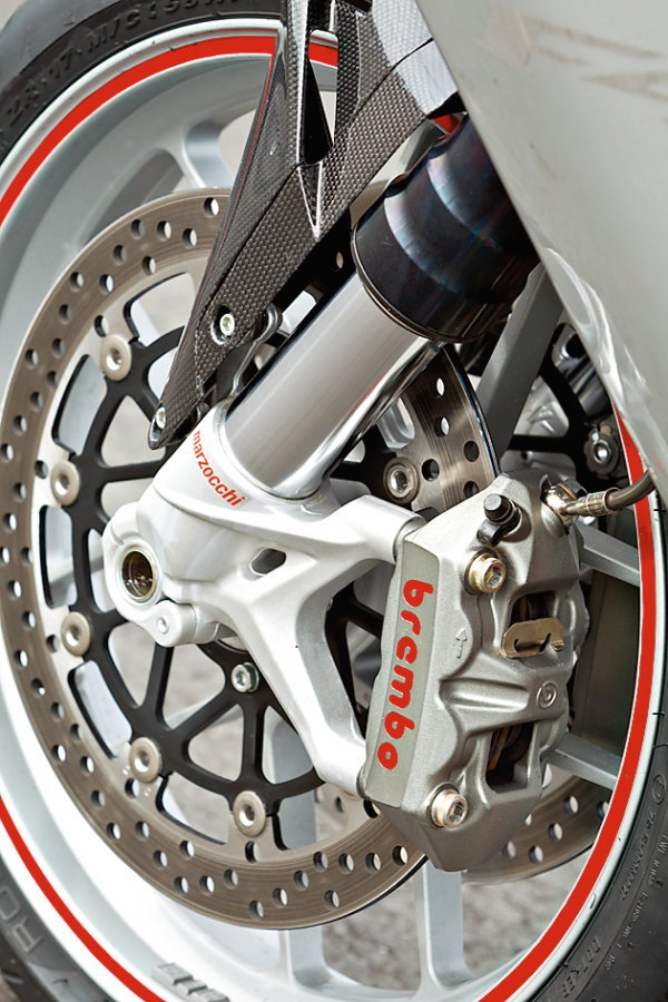 К моноблочным скобам Brembo, установленным на MV Agusta F4, вопросов нет. А вот причина самого длинного тормозного пути кроется, скорее всего, в самой высокой массе среди участников теста.