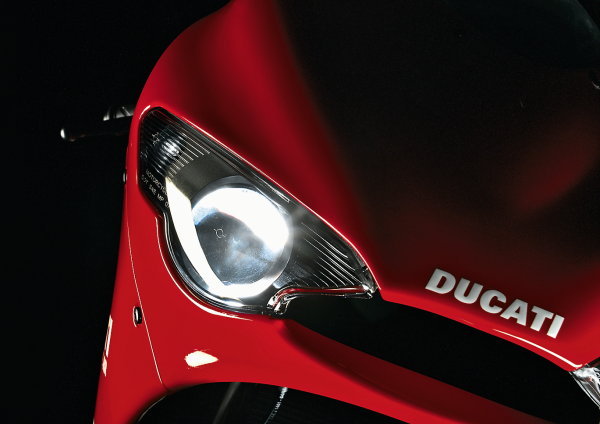 Взгляд раскосых фар Ducati Desmosedici RR недвусмысленно намекает, что он был рожден в &laquo;глухом&raquo; пластике.